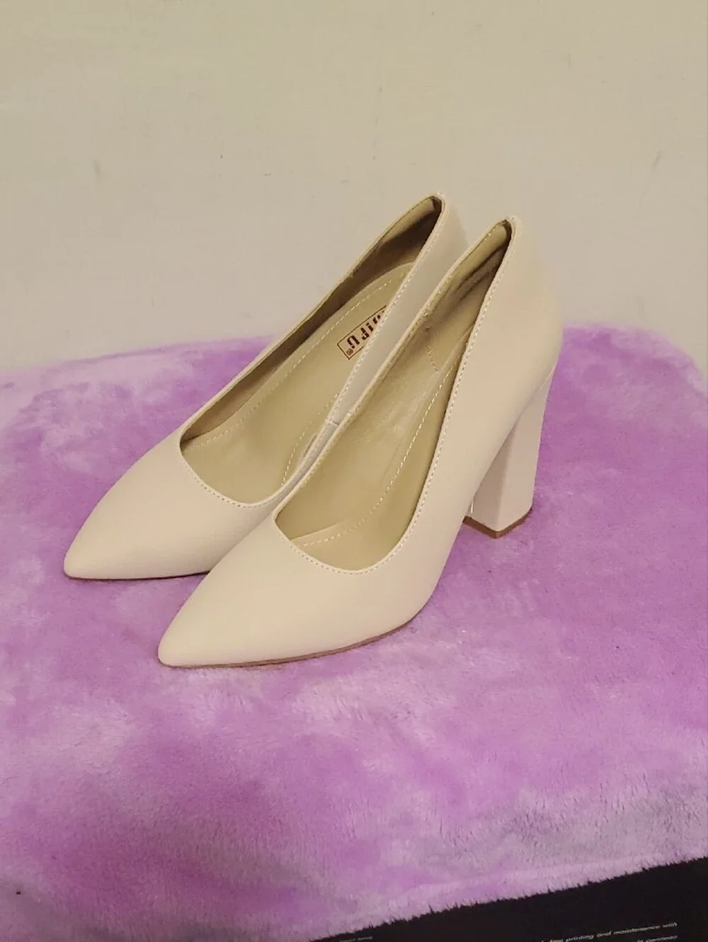 Women’s Pointed-Toe Block Heel Pumps in Pale Pink